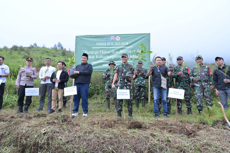 Dandim 0704 Banjarnegara serahkan bibit pohon Aren kepada Ketua IPDA Nasional sebelum penanaman serentak bibit pohon di petak 12 Pegunungan Rogojembangan, Kecamatan Wanayasa. (FOTO: Kominfo Banjarnegara for TIMES Indonesia)