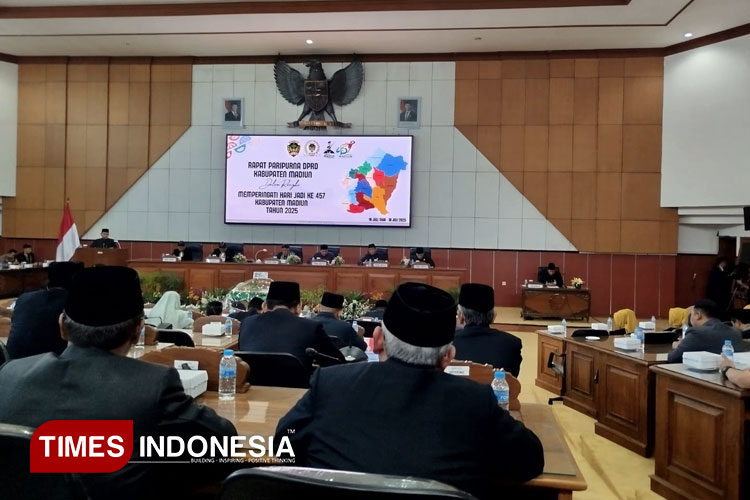 Pemotongan-tumpeng-oleh-Ketua-DPRD-Kabupaten-Madiun-a.jpg