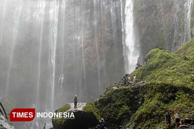 Pemandangan pesona air terjun di Wisata Coban Sewu dilihat dari dasar tebing, menjadi tantangan dan kepuasan setiap pengunjung. (Foto: Amin/TIMES Indonesia)
