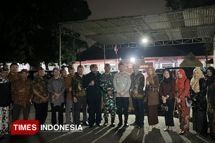 Prosesi Ritual Sesaji Jenang Bubur Suro diakhiri Foto Bersama Muspika, dan Kades (foto by : Novela Sasti A. )
