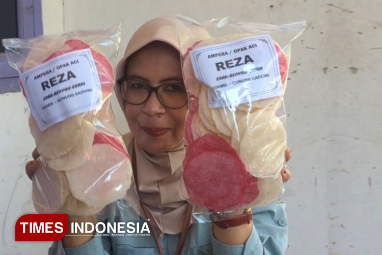 STISIP Bina Putera Banjar Kembangkan UMKM Desa Sindangasih Lewat Pelatihan