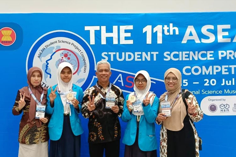Dua siswi MTsN 9 Jombang, Ananda Laura M dan Imel Syarifa menraih medali perak di ajang ASPC 2020 di Thailand. (Foto: MTsN 9 Jombang for TIMES Indonesia)