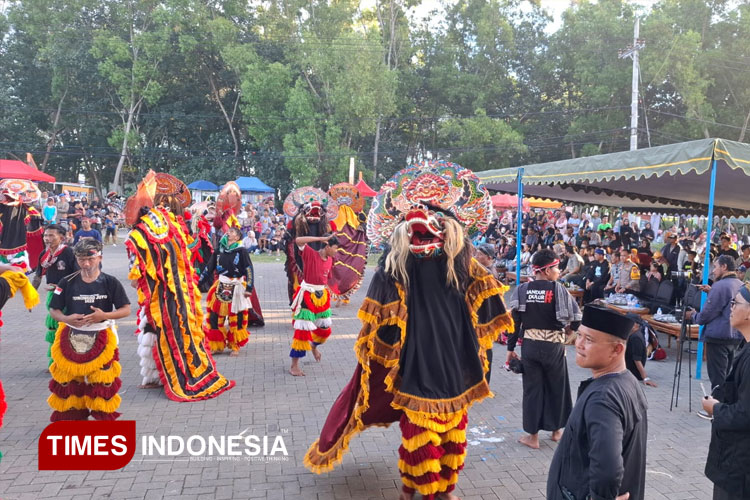 Ribuan masyarakat tumpah ruah padati pancerdoor lihat rampak barong (FOTO: Rojihan/TIMES Indonesia)