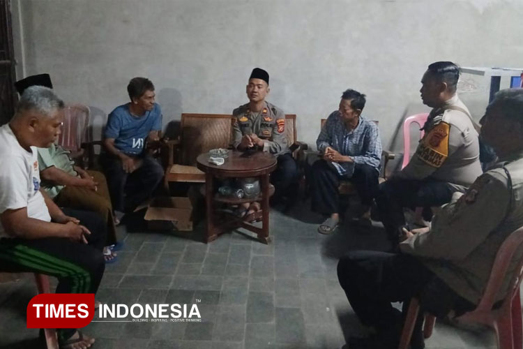 Kapolsek Majalengka Kota, Iptu Piki Krismanto tengah takziah di rumah duka Bripka Cecep korban tragedi pesta rakyat Garut. (FOTO: Jaja Sumarja/TIMES Indonesia)