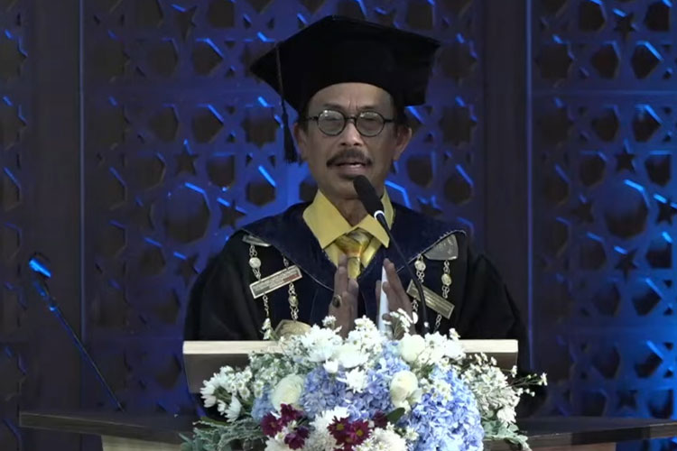 Rektor UIN Maliki Malang Prof Zainuddin dalam acara wisuda periode ke 87 UIN Maliki Malang, Sabtu (19/7/2025). (FOTO: Istimewa)