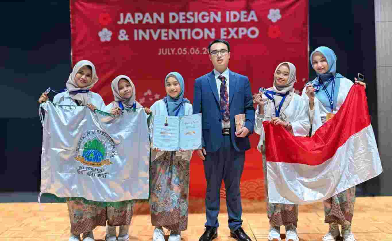 Zaskia dan tim beranggotakan Rayya At Tamam, Alya Raniah Zahra, Anjani Jayaningrum, dan Syakirah Halimah Khairunnisa saat di Tokyo. (Foto: Dok SMASIF)