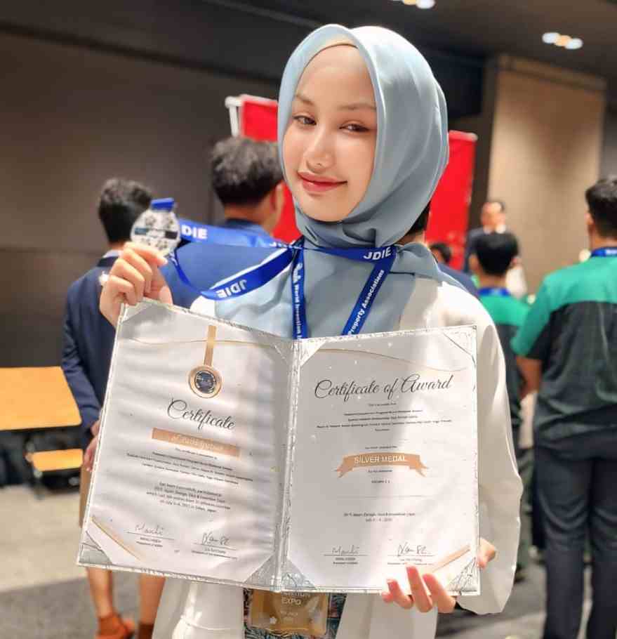 Faridah Zaskia Zannuba, a student from SMASIF Sidoarjo, won a Silver Medal at JDIE 2025 in Tokyo, Japan. (Photo: Doc SMASIF)