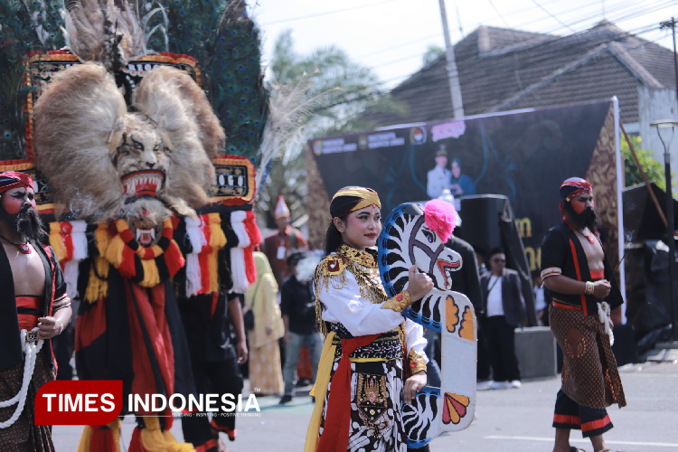Bupati-Jember-Muhammad-Fawait-b.jpg