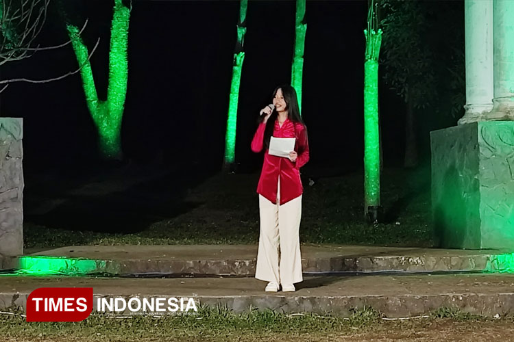 Penampilan Bening Setia Magani saat membacakan puisi di awal Festival Kopi Perdamaian de Karanganjar. (FOTO: Ardana Pramayoga/TIMES Indonesia)