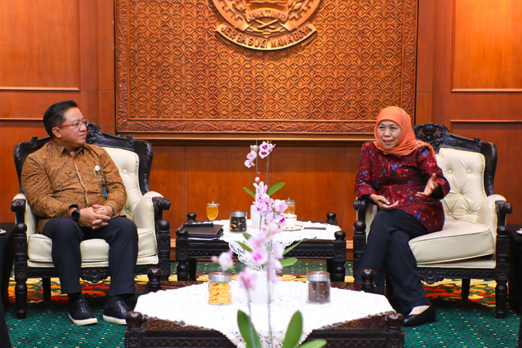 Gubernur Khofifah saat menerima kunjungan Kepala Perum Bulog Kanwil Jatim Langgeng Wisnu Adi Nugroho beserta jajaran di Gedung Negara Grahadi. (FOTO: Kominfo Jatim)