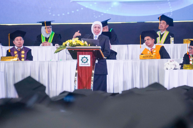 Gubernur-Khofifah-saat-orasi-ilmiah-dalam-Wisuda-Ke-112-d.jpg