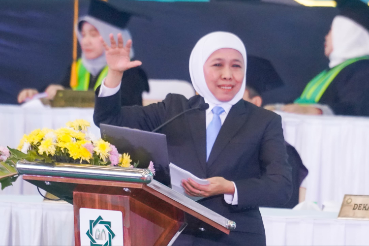 Di Depan Ribuan Wisudawan UINSA, Gubernur Khofifah Orasi Ilmiah Membangun Islam Inklusif