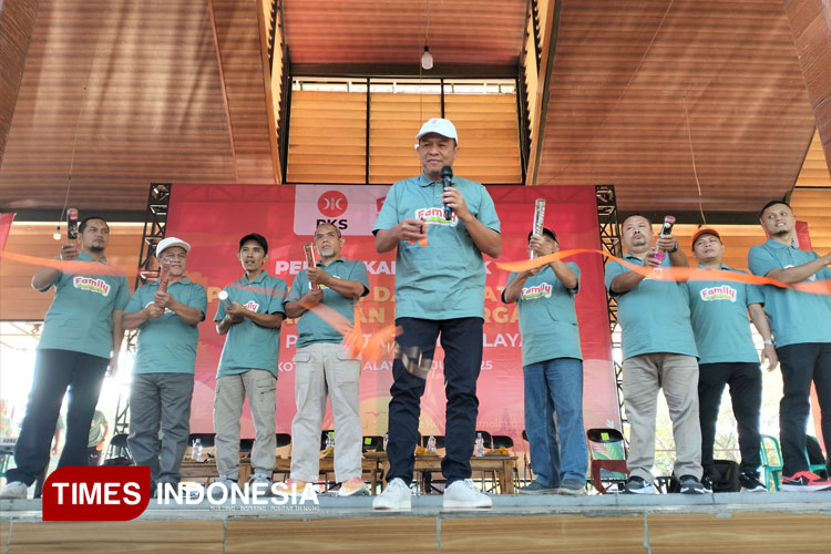 Ketua DPD PKS Kota Tasikmalaya H Yadi Mulyadi SH saat membuka acara family Gathering keluarga besar PKS di Objek Wisata Situ Gede Minggu (20/7/2025) (FOTO: Harniwan Obech/TIMES Indonesia)
