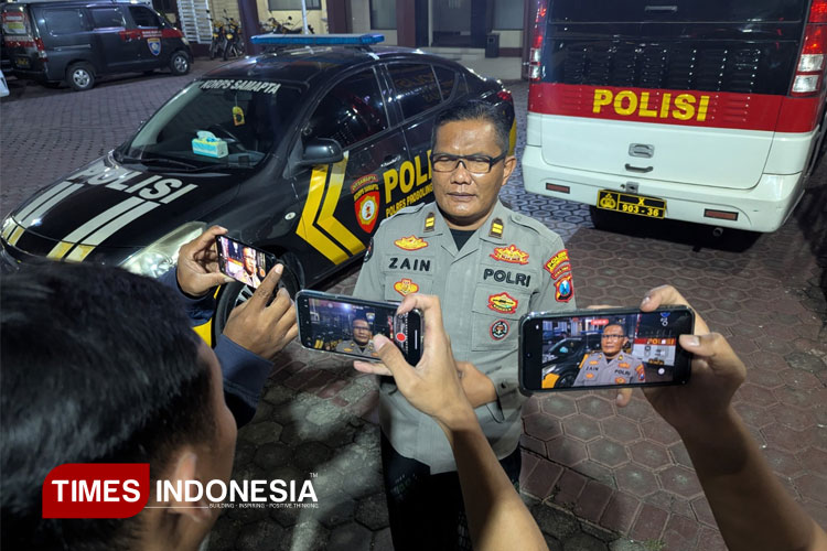 Plt Kasi Humas Iptu Zainullah Polres Probolinggo menjelaskan kepada awak media terkait lima pengedar yang berhasil ditangkap Sat Resnarkoba Probolinggo, Sabtu (19/7/2025) malam (FOTO: Bidhumas Polda Jatim for TIMES Indonesia)