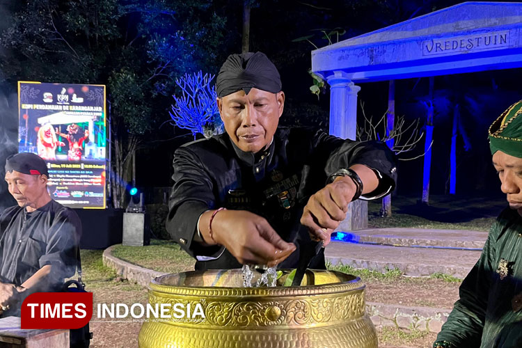 Prosesi pencucian pusaka dalam tradisi jamasan dilakukan oleh para empu dan sesepuh budaya di meja utama panggung Festival Kopi Perdamaian de Karanganjar. (FOTO: Ardana Pramayoga/TIMES Indonesia)