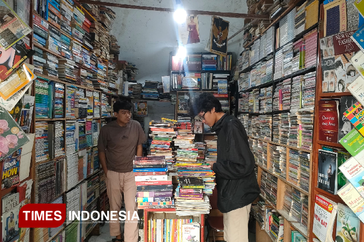 Kios-buku-bekas-di-Pasar-Buku-dan-Seni-Velodrome-b.jpg