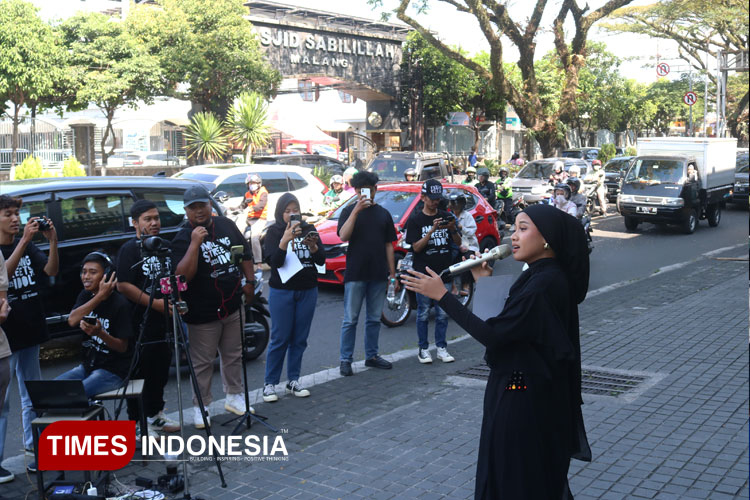 Uniknya Audisi Bernyanyi di Kota Malang, Digelar di Tepi Jalan dan Ditonton Pengendara