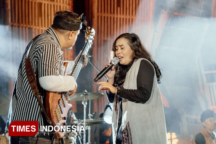 Kua Etnika tampil memukau dengan perpaduan instrumen tradisional dan jazz kontemporer di panggung Jazz Gunung Bromo 2025. (Foto: Ryan H/TIMES Indonesia)