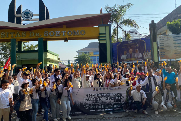Peringati Dies Natalis ke-44, Unitomo Surabaya Gelar Jalan Sehat dan Larung Eco Enzyme