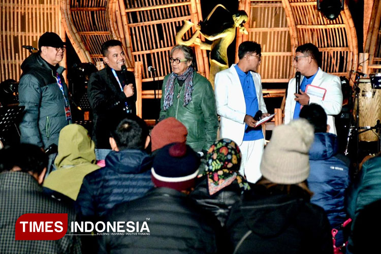 Bupati Probolinggo Gus Haris, pendiri Jazz Gunung Sigit Pramono, dan Butet Kertaradjasa bincang bersama di atas panggung Jazz Gunung Bromo 2025. (Foto: Adhitya Hendra/TIMES Indonesia)