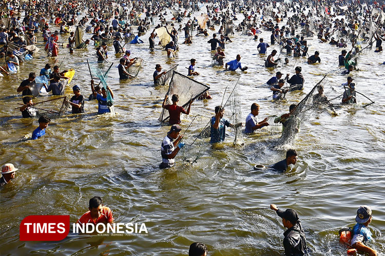 Ribuan warga berebut ikan dalam Festival Memet Ikan di Embung Gemblegan, Desa Gemblegan, Kec Kalikotes, Klaten, Minggu (20/7/2025). (FOTO: Eko Susanto/TIMES Indonesia)