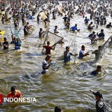 Ribuan Warga Tumpah Ruah dalam Festival Memet Ikan di Embung Gemblegan, Klaten
