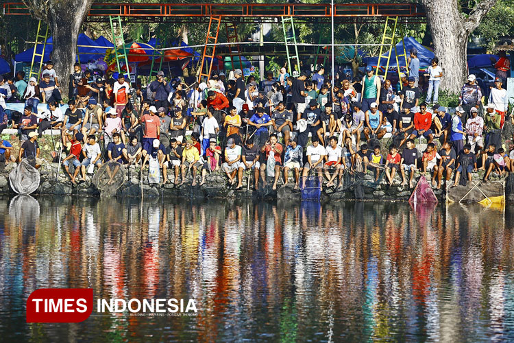 Ribuan-warga-bersiap-di-tepian-Embung-Gemblegan.jpg