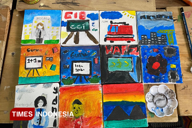 Sekumpulan-hasil-lukisan-terpajang-rapi.jpg