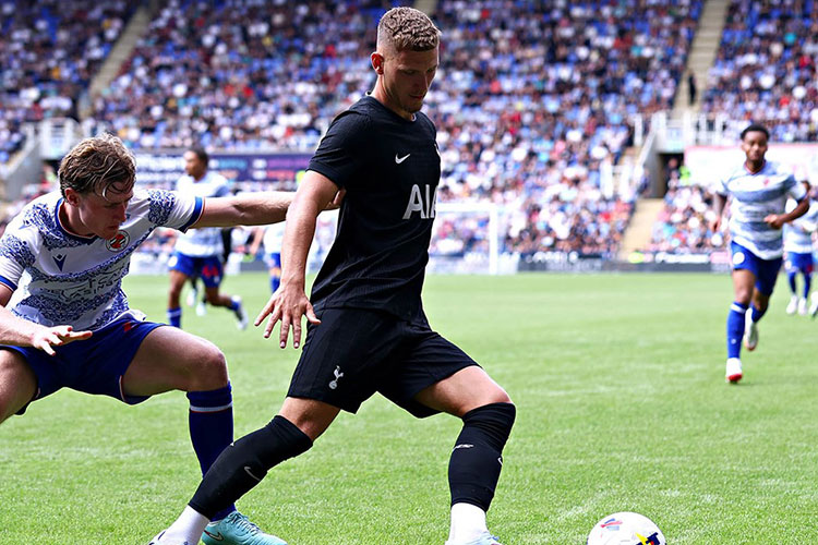 Aksi pemain Tottenham Hotspur saat menghadapi Reading dalam laga persahabatan pra-musim di Stadion Madejski, Sabtu (19/7/2025). Spurs menang 2-0 lewat gol Lankshear dan Vuskovic. (Foto: tottenhamhotspur)
