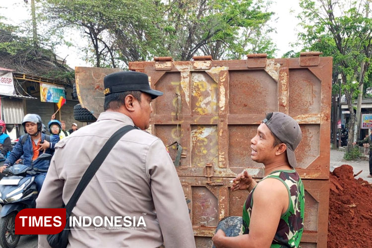 Truk galian yang memuat tanah merah saat terguling di Desa Sembayat Kecamatan Manyar (Foto: Akmal/TIMES Indonesia)