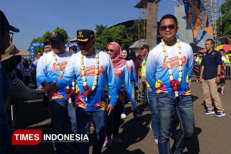 Kapolresta Banyumas Kombes Pol Ari Wibowo (kanan) bersama Bupati Sadewo Tri Lastiono saat berjalan menuju arena Semarak Bhayangkara ke 79 di GOR Satria Purwokerto, Sabtu (19/7/2025). (FOTO: TIMES Indonesia/Sutrisno)