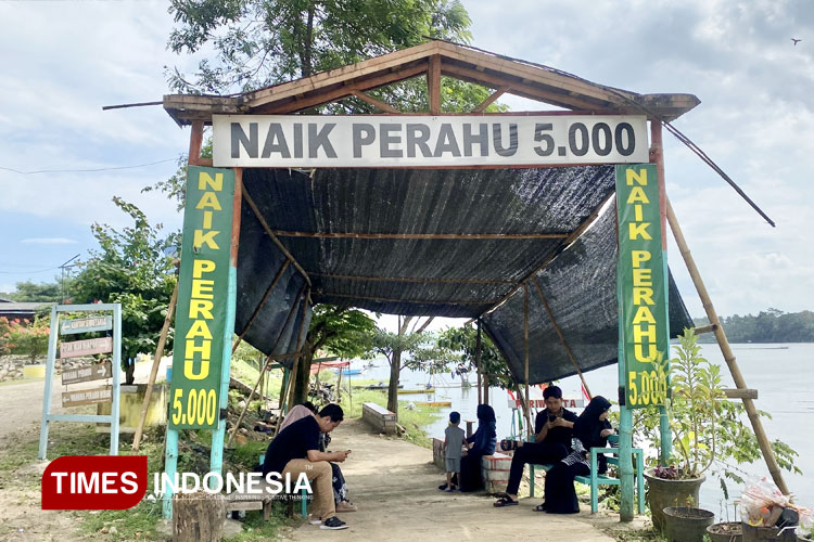 berkeliling-menggunakan-perahu.jpg
