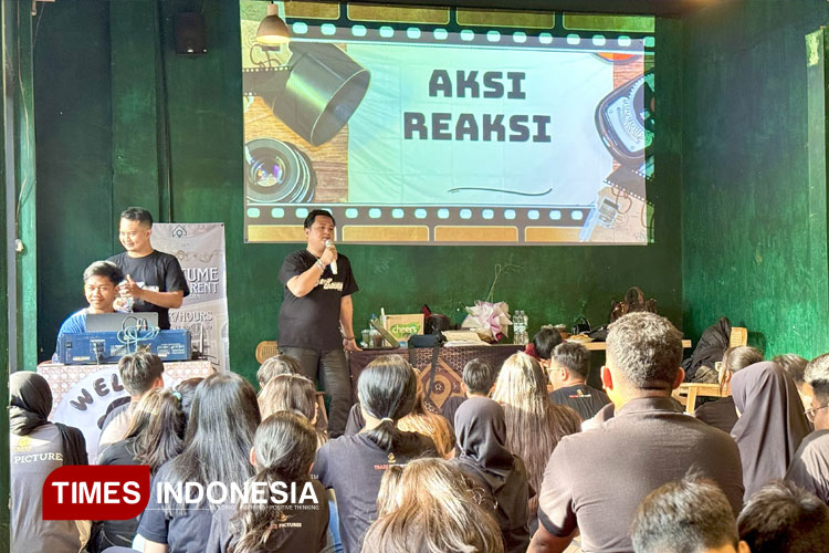 Asisten sutradara, Jasper lance, memberikan materi terkait aksi dan reaksi kepada para talent film Sayap Garuda, Sabtu (19/7/2025). (FOTO: Beril Bestarino/TIMES Indonesia)