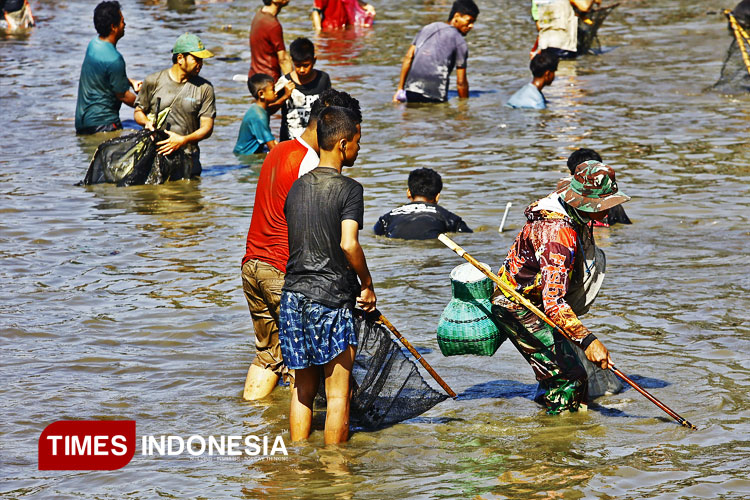 ikut-serta-mencari-ikan-di-Embung-Gemblegan.jpg