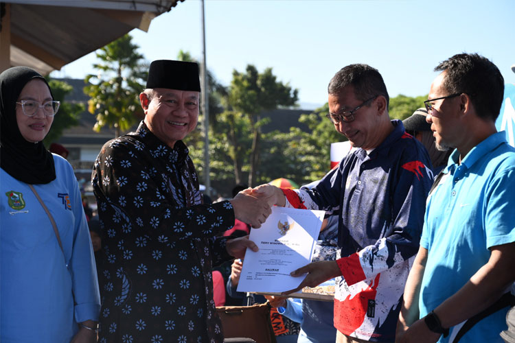 Hari Koperasi, Sekda Banjarnegara Serahkan SK AHU Kopdes Merah Putih