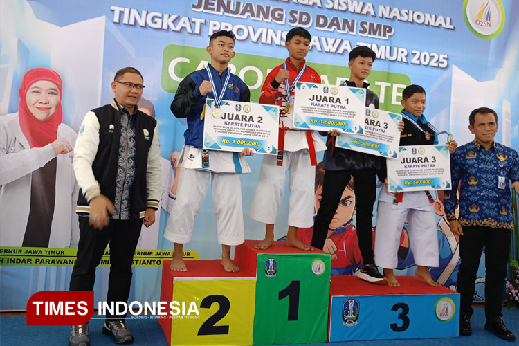 Foto bersama Kepala Dinas Provinsi Jatim, Aries Agung Paewai, usai pengalungan medali pada atlet juara cabor karate O2SN SMP tingkat Jatim di Surabaya, 16 Juli 2025 lalu. (FOTO: tim O2SN for TIMES Indonesia)