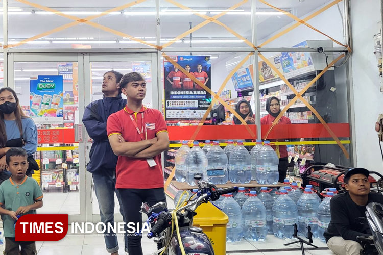 Salah satu toko retail modern di Desa Sukoreno, Umbulsari, Kabupaten Jember yang melakban kaca mereka ketika ada sound horeg dalam gelaran Grebek Suro, Sabtu (19/7/2025). (Foto: Achmad Fikyansyah/TIMES Indonesia)