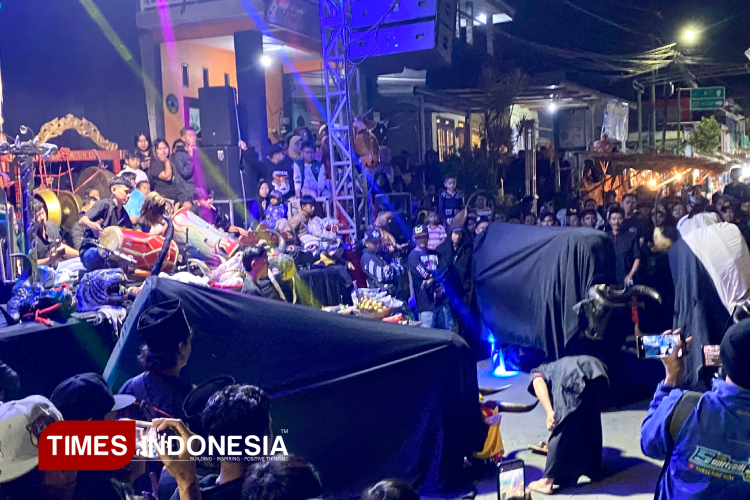 Alunan-musik-dan-derap-gerak-seni-budaya-mewarnai-acara-Grebeg-Suro-di-Kampung-Tlogomas-b.jpg