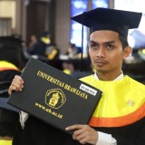 Kisah Fajrin, Mahasiswa Difabel UB yang Lulus Jadi Sarjana dan Terus Menginspirasi