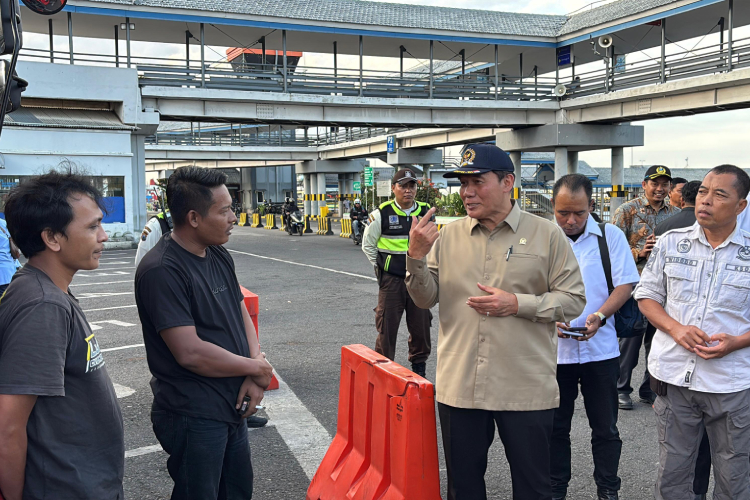 Anggota Komisi VII DPR RI Bambang Haryo Soekartono saat meninjau Pelabuhan Ketapang, Banyuwangi, pada Jumat (18/7/2025).(Dok.Tim BHS)