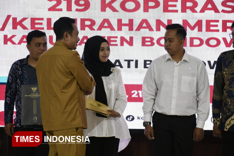Bupati Bondowoso meluncurkan 219 Koperasi Desa Kelurahan secara serentak (FOTO: Moh Bahri/TIMES Indonesia)