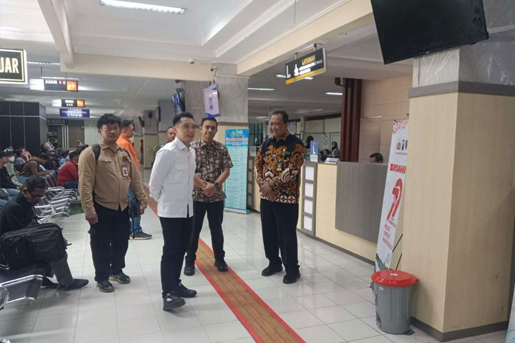 Anggota DPRD Jatim Erick Komala, meninjau langsung Kantor Samsat Manyar, Surabaya pada Senin (21/7/2025). (Foto: DPRD Jatim)