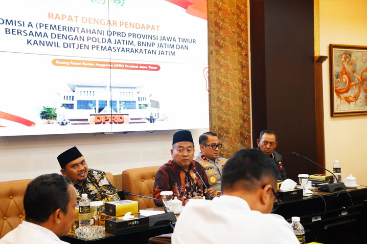 Komisi A DPRD Jawa Timur menggelar rapat dengar pendapat (RDP) penting bersama Polda Jatim, Badan Narkotika Nasional Provinsi (BNNP) Jatim, dan Kanwil Direktorat Jenderal Pemasyarakatan (Ditjenpas) Jatim, Senin (21/7/2025). (Foto: Dok. Pribadi)