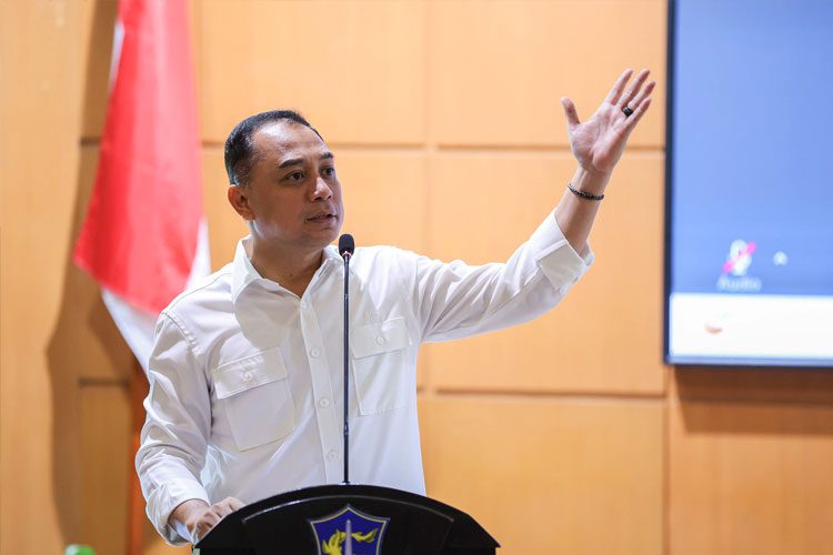 Wali Kota Surabaya, Eri Cahyadi saat memberikan sambutan dalam acara MOOT jenjang PAUD, SD, dan SMP se-Kota Surabaya, di SMP Al-Hikmah, Minggu (20/7/2025). (FOTO: Humas Pemkot Surabaya)