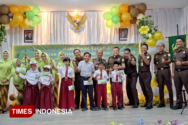 Foto-bersama-usai-penyerahan-bantuan-kepada-siswa.jpg