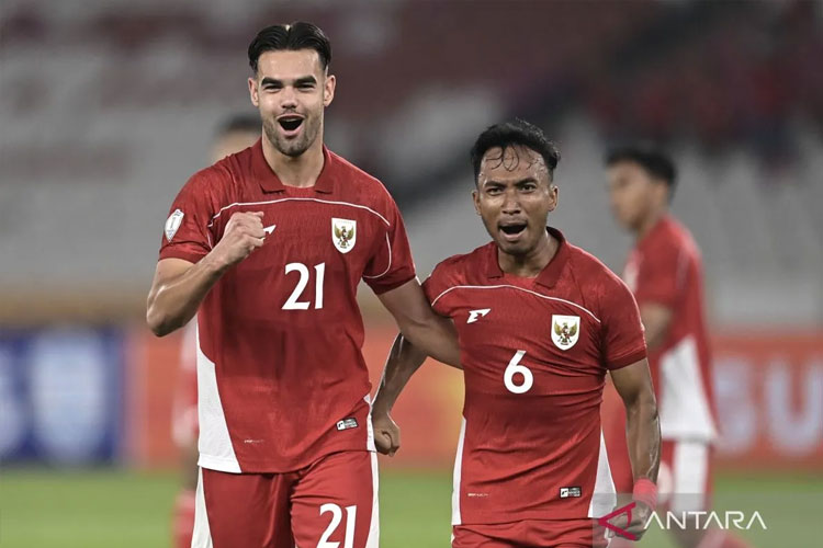 Pemain Timnas Indonesia Jens Raven (kiri) bersama Robi Darwis (kanan) berselebrasi usai membobol gawang Brunei Darussalam dalam pertandingan penyisihan Grup A Piala AFF U-23 2025. Selasa (15/7/2025). (FOTO: ANTARA/Dhemas Reviyanto)