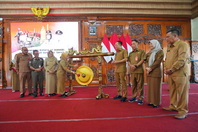 Wali Kota Mojokerto, Ika Puspitasari pada saat meresmikan program Budaya RT Berseri di Pendopo Sabha Kridatama, Senin (21/7/2025) (Dok. TIMES Indonesia)