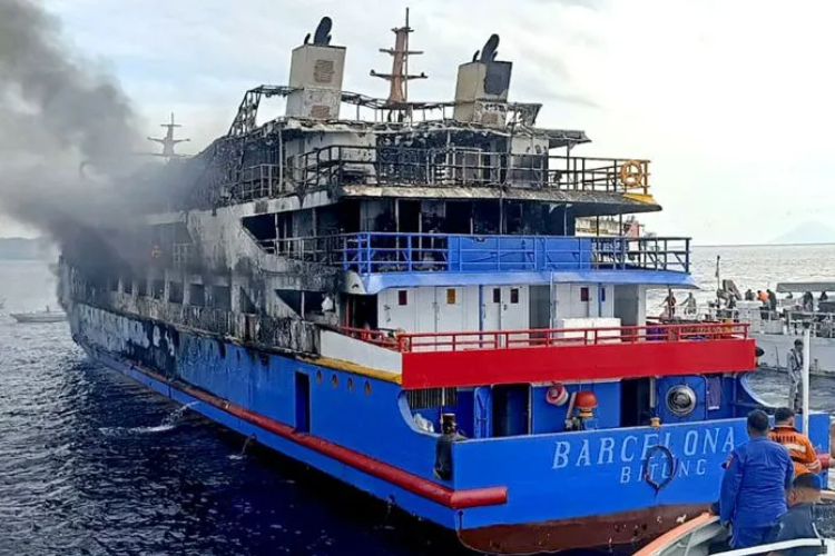 Asap masih mengepul dari buritan kapal penumpang KM Barcelona V. Kondisi ini membuat petugas SAR belum bisa memasuki kapal. (Foto: Basarnas Manado)