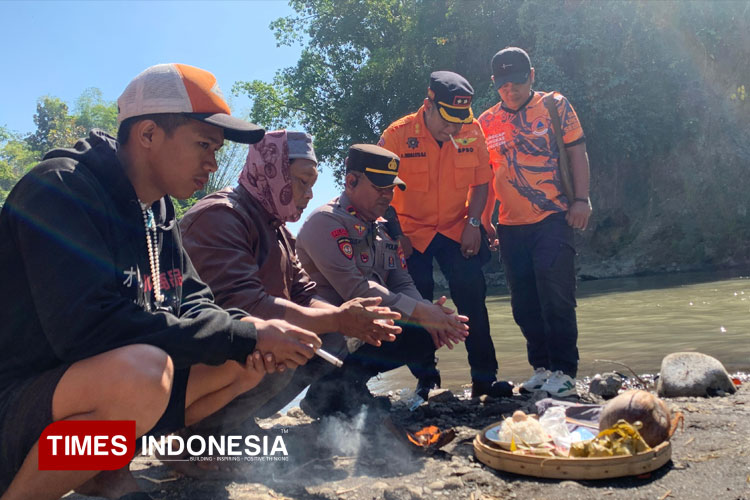 Keluarga Korban yang Terbawa Arus Gelar Doa di Sungai Sampean Baru Bondowoso