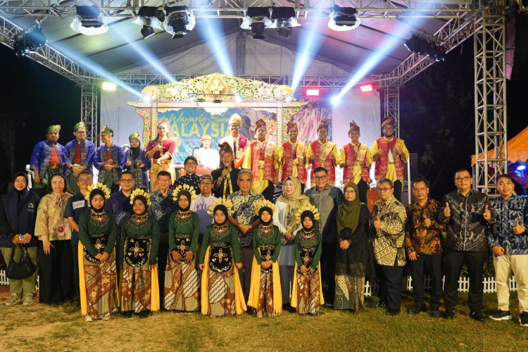 Ketua MPR RI Ahmad Muzani saat menghadiri pertunjukan Wayang Golek Santri berjudul “Putra Satria Laras” dari Tegal, Jawa Tengah. (Foto: MPR RI)